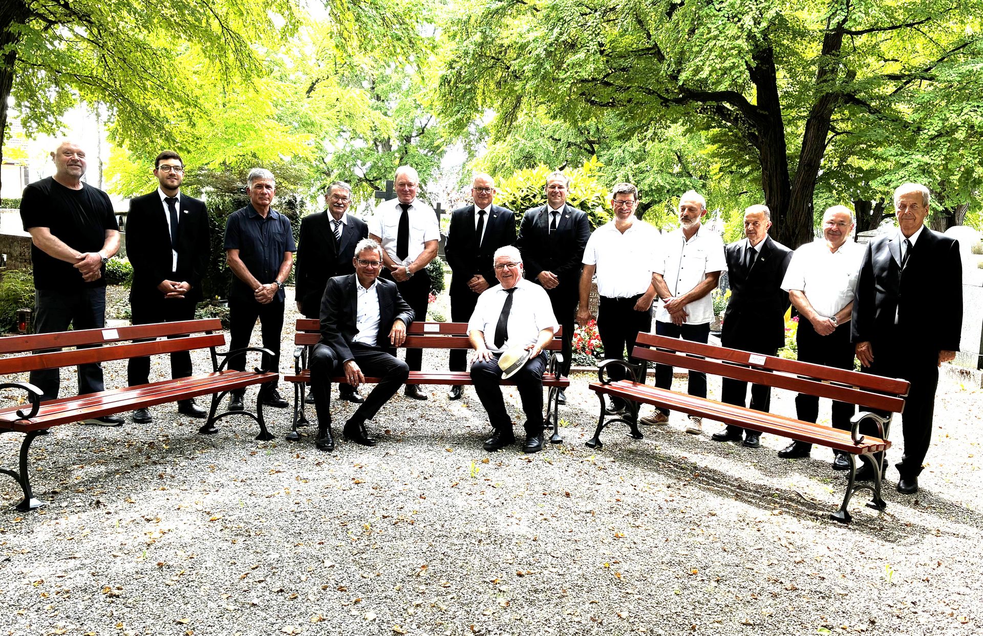 Neue Bänke für den alten Friedhof